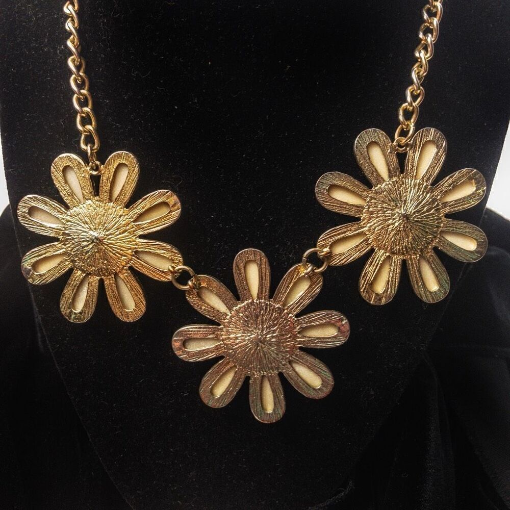 Retro-Styled Sun-Kissed Daisy Trio Bib Necklace - Picture 4 of 7